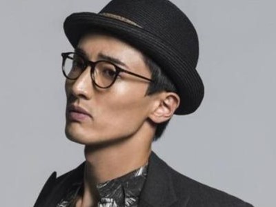 王传君被批没素质？脱鞋踩椅等举动引热议