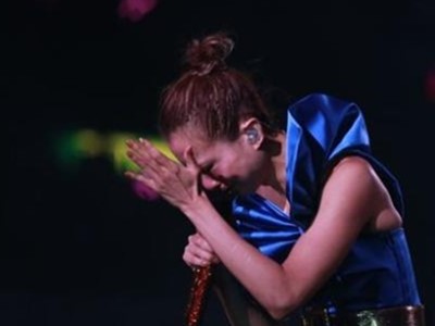 郑秀文演唱会落泪是因为什么？一首歌想起一些艰苦的经历