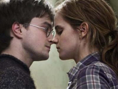 哈利和赫敏两人接吻是因为什么？接吻却没有在一起是什么操作？