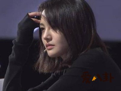 郑爽室内打伞防跟拍，这些无脑跟拍简直太让人愤怒了！
