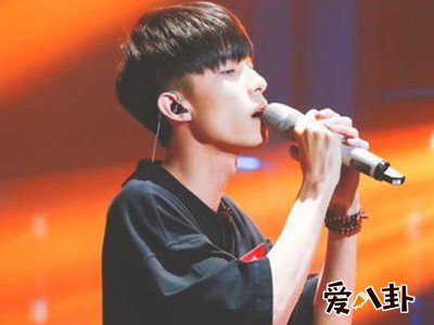 黄榕生发展近况，快男出道歌手却被叫做快“脑力男”！