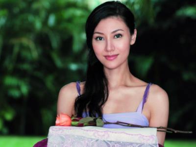 李嘉欣成长经历艰辛，遭父亲遗弃和母亲生活！