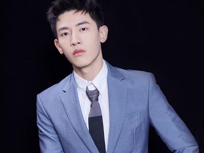 辛云来因《梦回大清》走红，出道经历和资料被深扒！