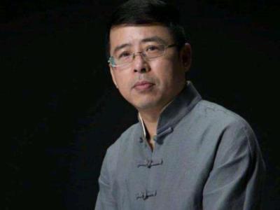 主持人阿丘近况起底，网传被封杀退圈是真是假？