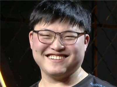Uzi居然恋爱了，女友奥咪咪是谁？