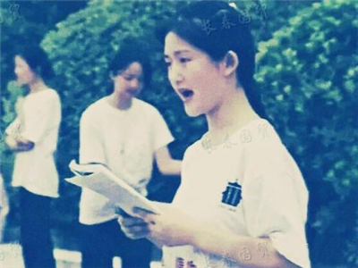 谢娜旧照曝光，和近照对比以前脸上的婴儿肥抢眼