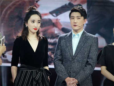 任东霖李依蔓公开场合秀恩爱，当场接吻被喂一嘴狗粮