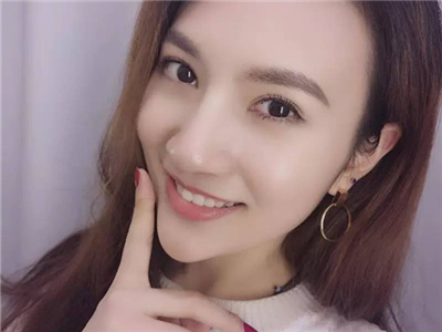 李沫颔哪里人, 97年小美女为什么和王传君分手