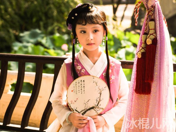 小戏骨周漾玥个人资料微博近照 爸爸妈妈深厚的家庭背景曝光