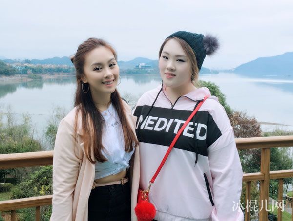 梦想的声音邝氏姐妹亲密合影 邝峻瑶邝恩瑶个人资料微博生活近照
