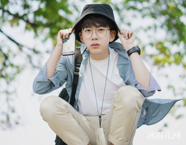 抖音费启鸣为什么这么红 费启鸣女朋友是谁个人资料生日简介高中照片