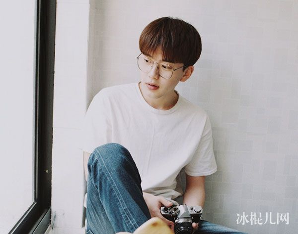 抖音费启鸣为什么这么红 费启鸣女朋友是谁个人资料生日简介高中照片