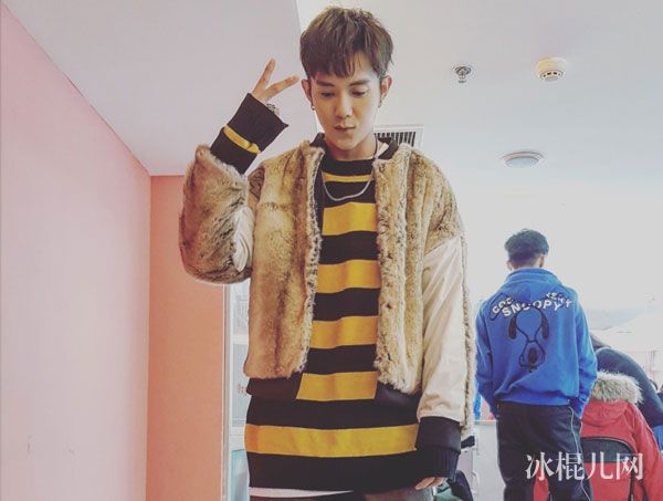 节目主持人黄书维微博帅气近照 非常完美黄书维个人资料年龄身高简介