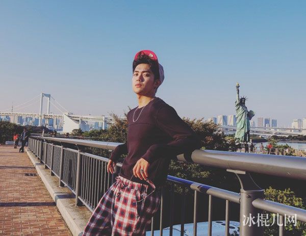节目主持人黄书维微博帅气近照 非常完美黄书维个人资料年龄身高简介
