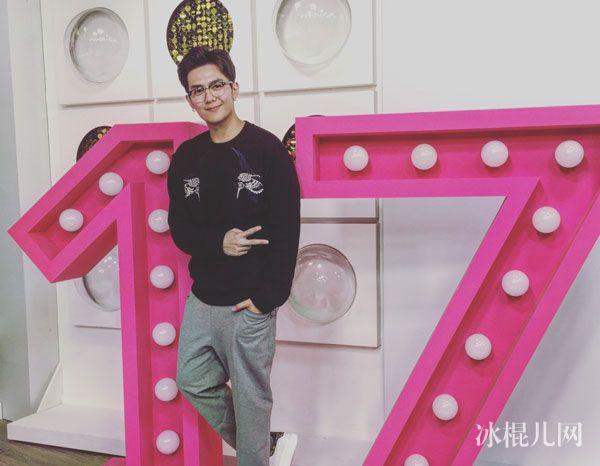 节目主持人黄书维微博帅气近照 非常完美黄书维个人资料年龄身高简介