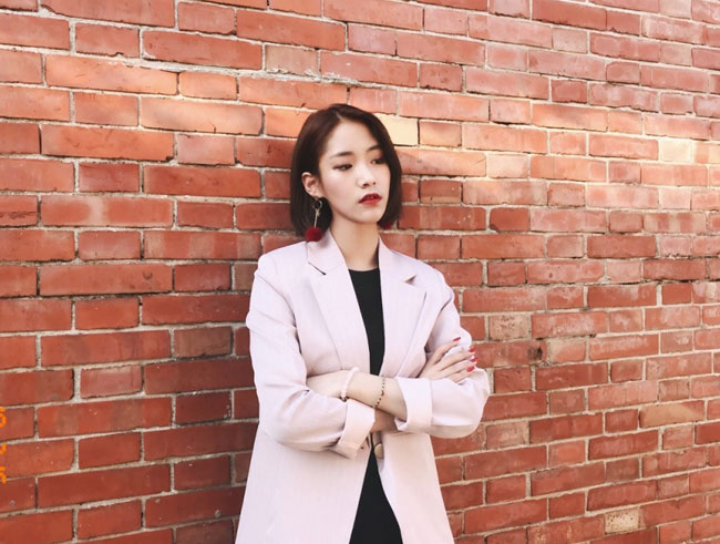 陈盈燕其实出道还是比较早的,十八岁的时候就在电视剧《终极Ⅹ宿舍》