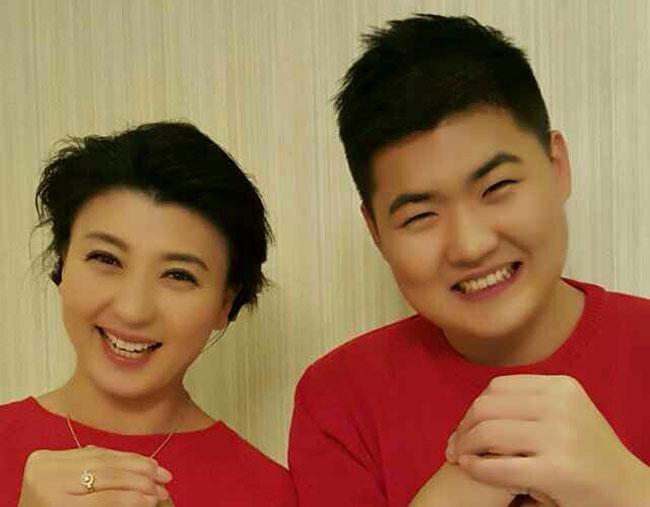闫学晶儿子多大了叫什么名字 闫学晶儿子林傲霏是瞎子盲人吗