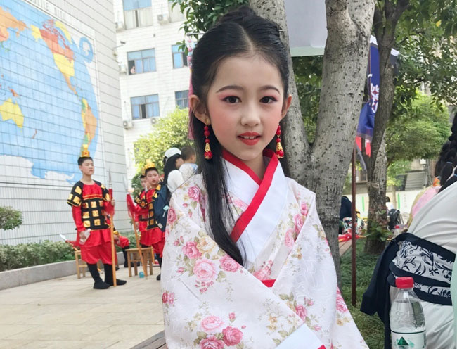 小扶摇吕晨悦个人资料身高介绍 吕晨悦妈妈是谁大尺度生活照片