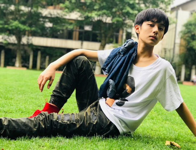小鲜肉黄毅个人资料介绍 生活中父母是谁家庭背景被深扒