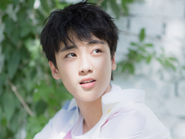 边程现在的照片曝光身高疯长 现在长得好精致个人资料父母背景介绍