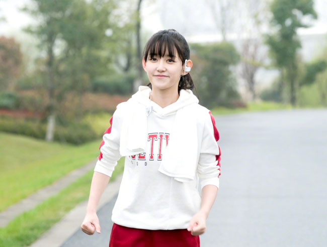蒋依依素颜丑照怎么回事 她整过容吗几岁岁整容的真相被扒