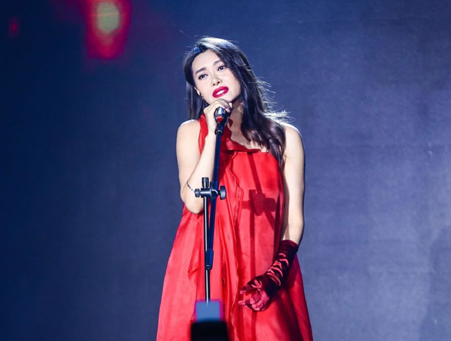 直到后来机缘巧合爱戴才算是接触到唱歌,后因在学校表演唱歌时被发掘