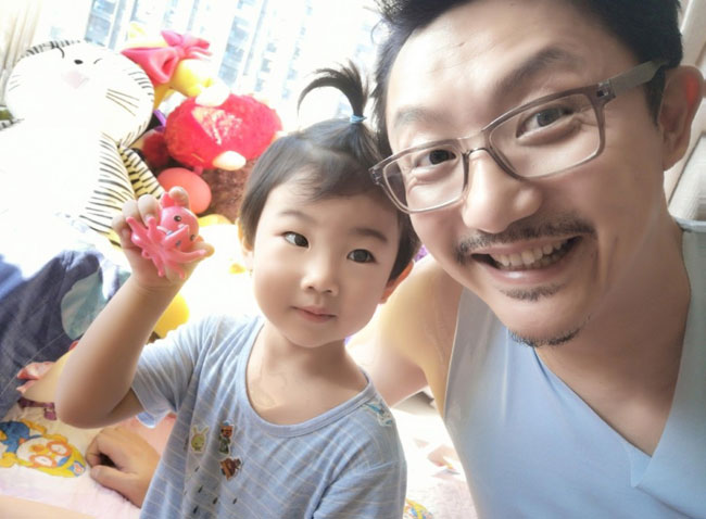 大家才知道原来有了女儿的涂松岩,现实生活中早已经结婚有了幸福美满