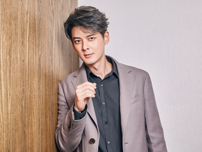 演员郭品超的个人简历 九头身美男模特出身凭借斗鱼走红