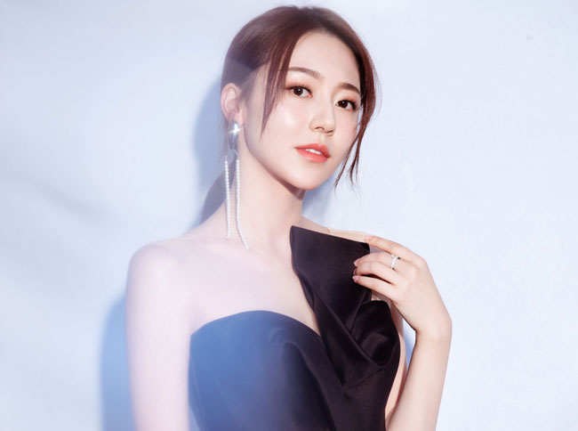 黄梦莹下巴整过吗 有着完美女神之称的她被质疑整容