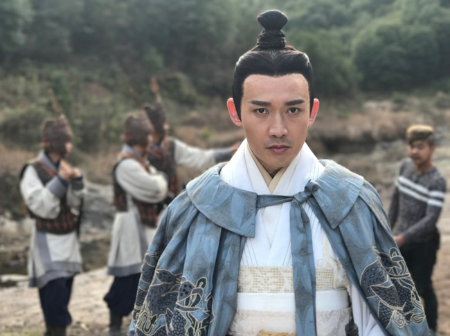 里相继出演了上百部的影视剧,这在演艺圈当中也绝对属于高产的演员了