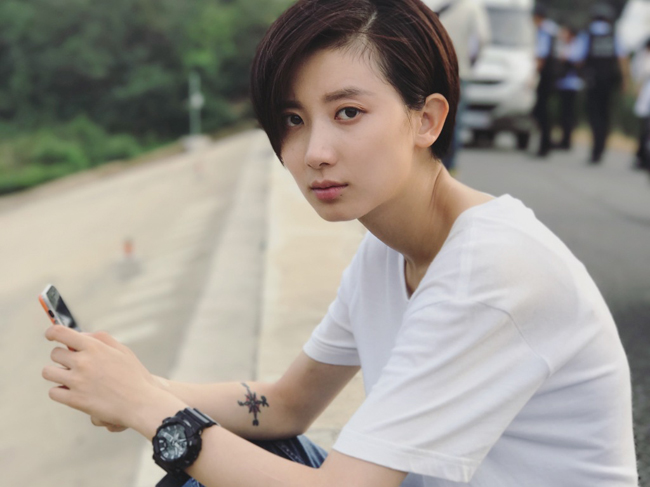 演员蒲萄小腿纹身图怎么回事 演员蒲萄身上的纹身是真的吗揭秘