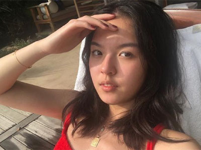 李咏女儿泳装非常俏皮可爱，一家子外出旅游很是愉快！