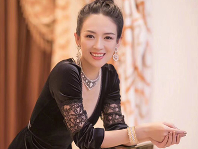 国际章-章子怡变身平凡母亲为女儿擦嘴，网友直呼爱了
