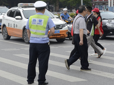 震惊！交警对摔倒的路人视而不见，真相竟然是？