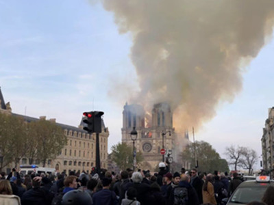 巴黎圣母院大火火势无法控制，百年沉淀付之东流！