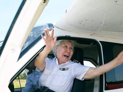 82岁高龄奶奶淡然驾驶飞机，网友们表示这也太强了吧！