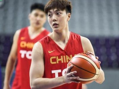 CBA球星胡明轩年薪，为何网上都说替易建联年薪不值？