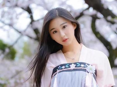 戚蓝尹胸的大小飘忽不定，她现在的婚后生活怎么样呢？