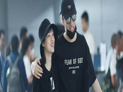 刘翔吴莎穿情侣装现身机场被拍，两人的关系如何是怎么认识的？