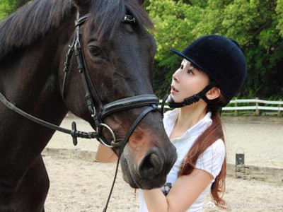 萧蔷晒骑马照简直太惊艳了，照片中的她宛如一名少女！