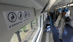 女孩让座慢遭到了大妈的辱骂，难道年轻人就应该要给老年人让座吗？