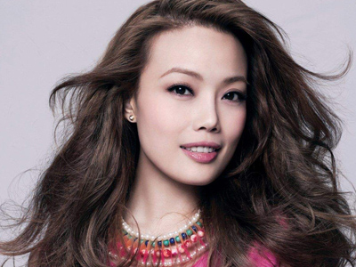 容祖儿拄拐杖赴约，网友惊讶什么局容祖儿如此重视