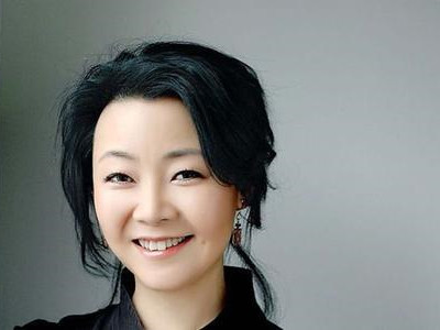 萨日娜时隔多年再次出现镜头前，为公益活动献力被赞大爱