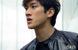 李治廷被拍和一女子当街接吻，疑似恋情曝光后大方回应