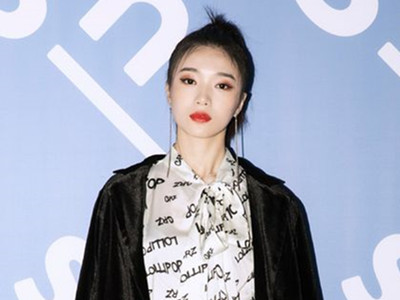 陌陌主播馨哥哥现身走秀现场，现在网红居然还要懂时尚