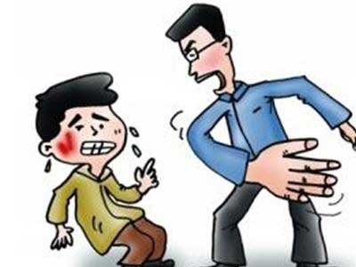 老师体罚学生事件，学生写错字遭老师打还嚣张怼家长