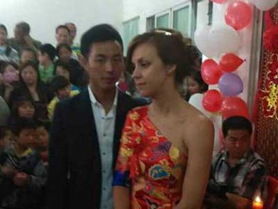 中国农村男子娶英国女歌手，二人相遇堪称小说