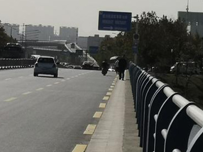人行道设计不合理，屡屡出现意外却还不整改？