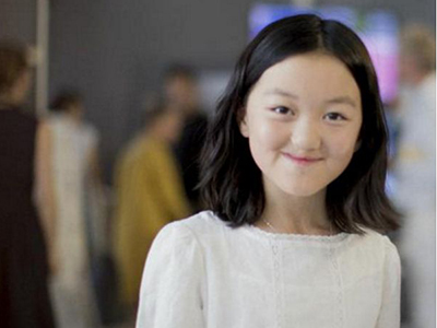 王菲女儿李嫣微博曝照，13岁妆容成熟网友辣评！
