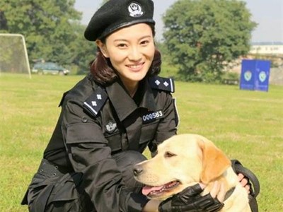 《警花与警犬》讲述的什么内容？剧中亮点居然是她！